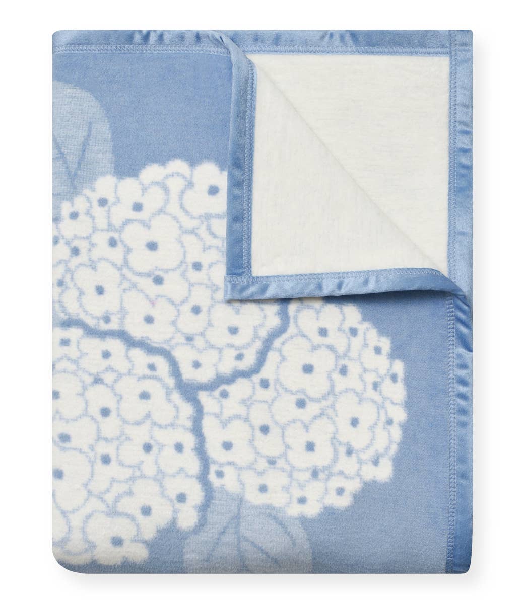 Hydrangeas Bluebell Family-Size Blanket