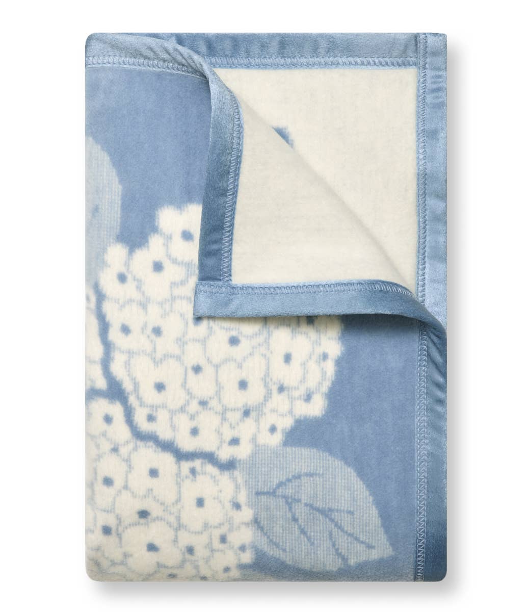 Hydrangeas Bluebell Family-Size Blanket